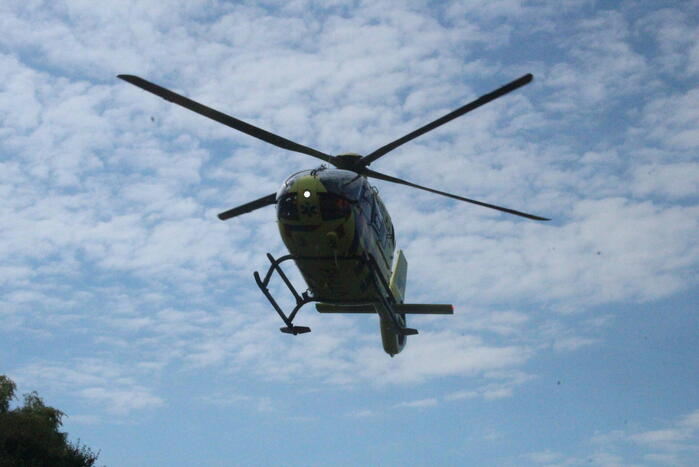 Traumahelikopter landt op speelveld