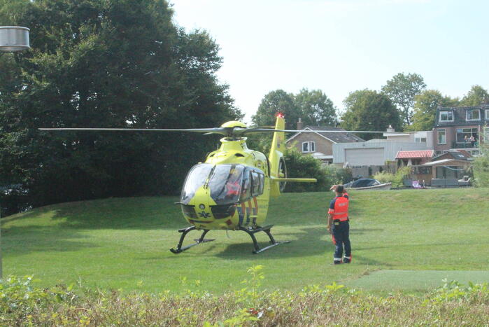 Traumahelikopter landt op speelveld