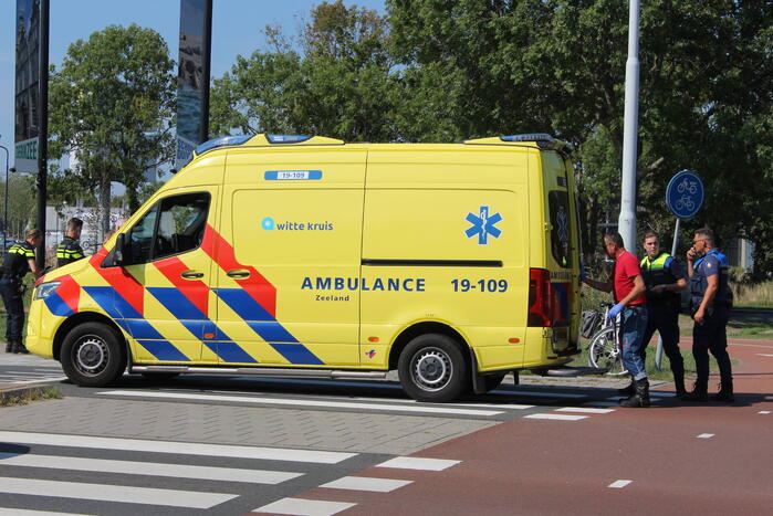 Automobilist ziet overstekende fietsster over het hoofd