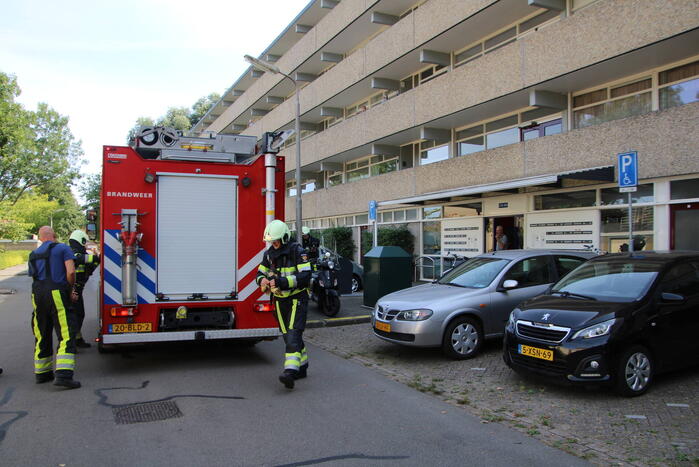 Brandende plantenbak snel geblust door brandweer