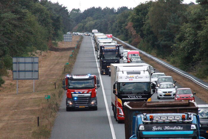 Enorme file door bermbrand langs snelweg