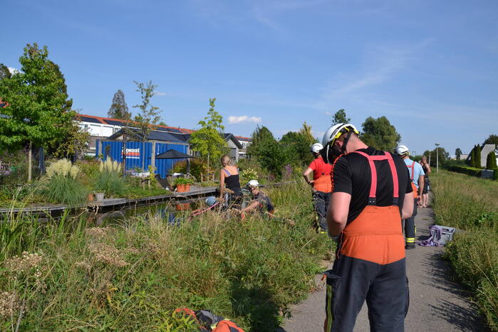 Brandweer redt paard uit water