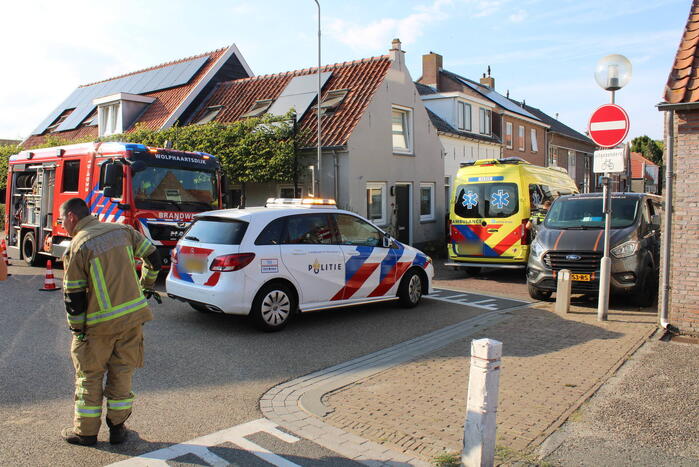 Persoon komt onder bestelbus terecht