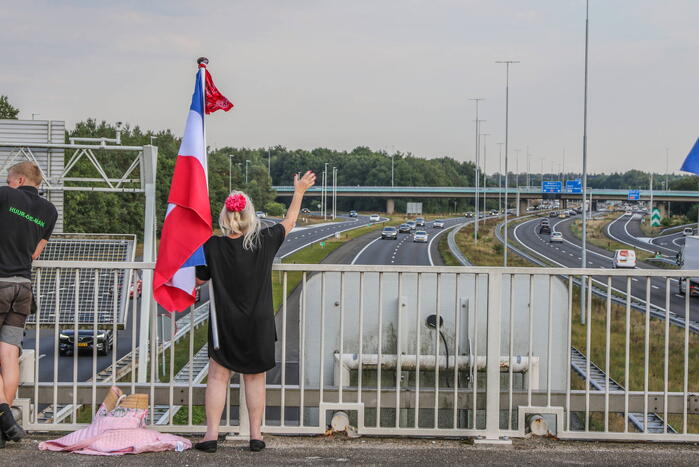 Boeren demonstreren op viaduct over snelweg