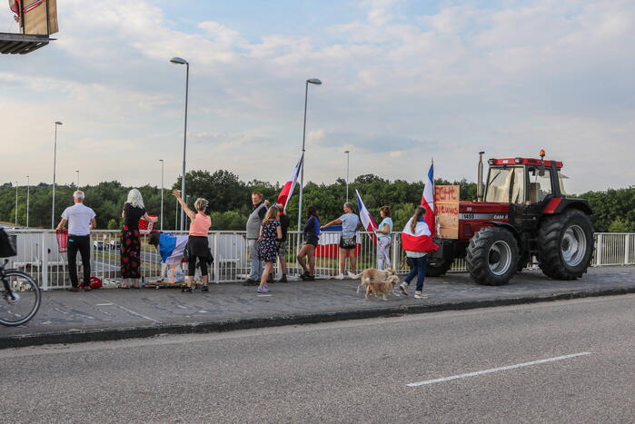 Boeren demonstreren op viaduct over snelweg