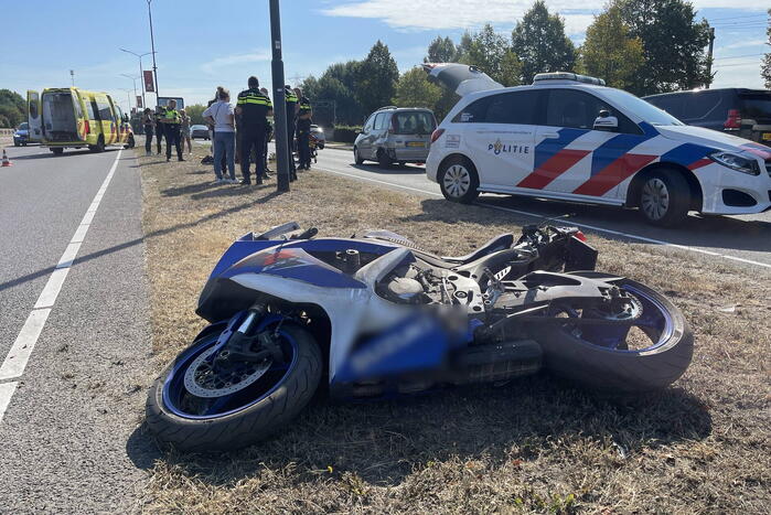 Motorrijder botst achterop auto en raakt gewond