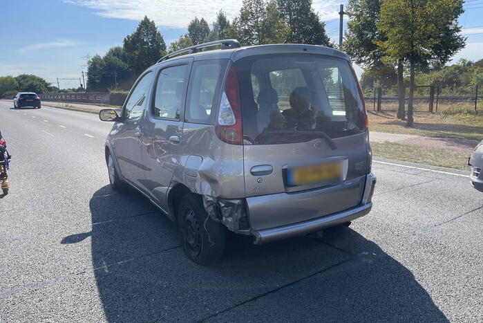 Motorrijder botst achterop auto en raakt gewond