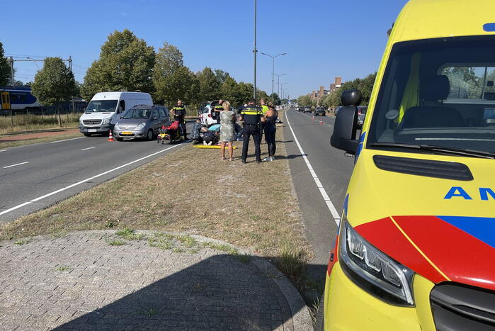 Motorrijder botst achterop auto en raakt gewond