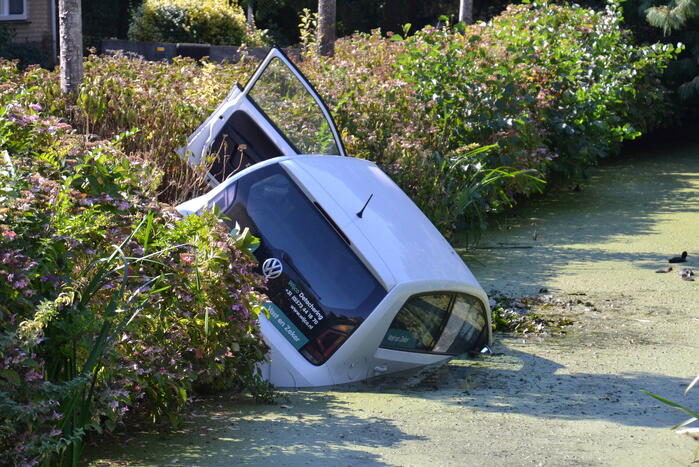 Automobilist belandt in sloot