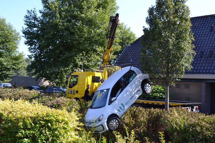 Automobilist belandt in sloot