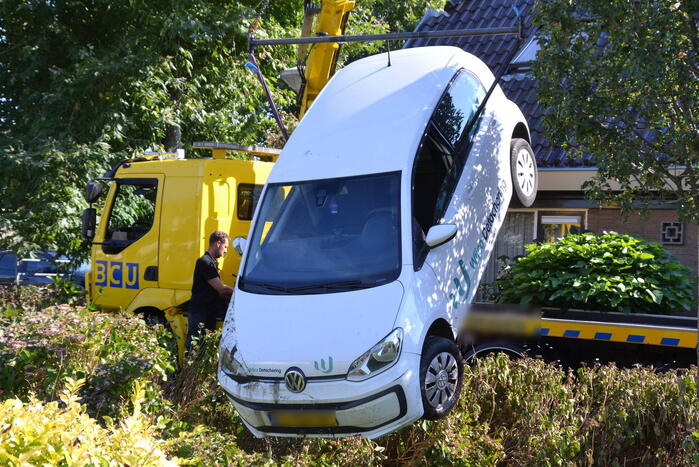 Automobilist belandt in sloot
