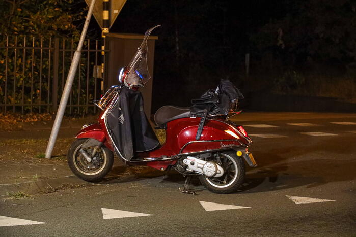 Scooterrijdster gaat hard onderuit en raakt ernstig gewond