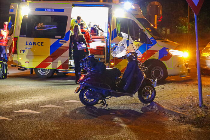 Scooterrijdster gaat hard onderuit en raakt ernstig gewond
