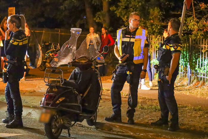 Scooterrijdster gaat hard onderuit en raakt ernstig gewond