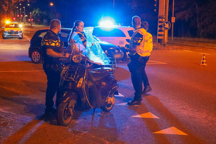 Scooterrijdster gaat hard onderuit en raakt ernstig gewond