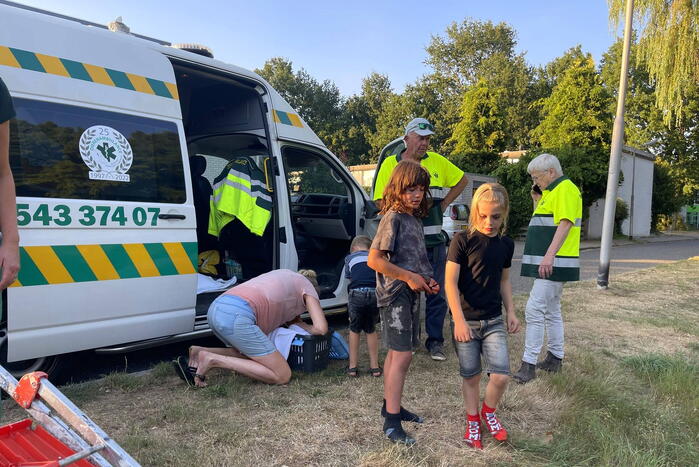 Buurtbewoonster redt kat Charlie uit sloot