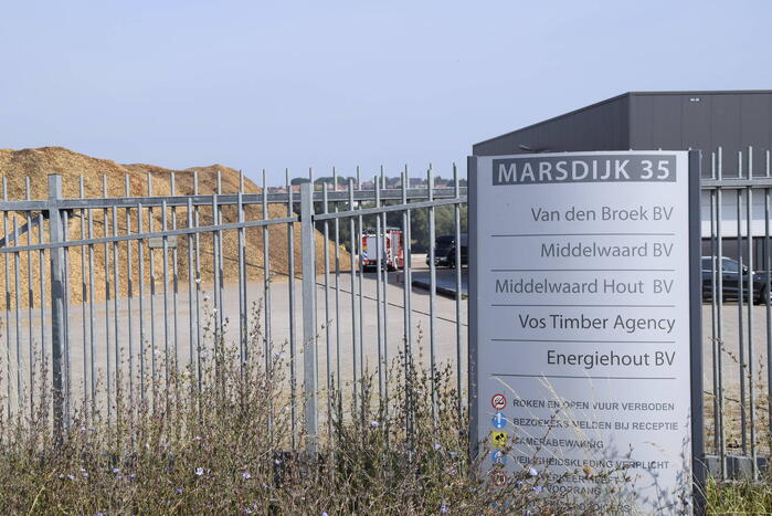 Grote stapel houtsnippers in brand bij houtverwerkingsbedrijf