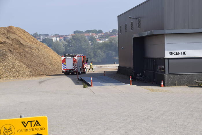 Grote stapel houtsnippers in brand bij houtverwerkingsbedrijf