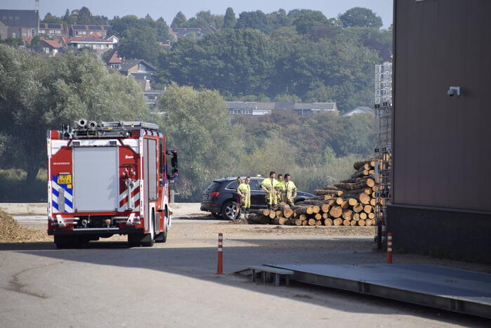 Grote stapel houtsnippers in brand bij houtverwerkingsbedrijf