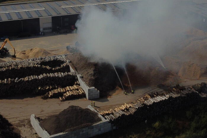 Grote stapel houtsnippers in brand bij houtverwerkingsbedrijf