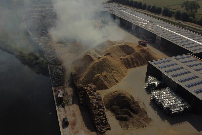 Grote stapel houtsnippers in brand bij houtverwerkingsbedrijf