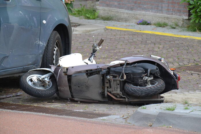 Scooterrijder in botsing met bestelbus