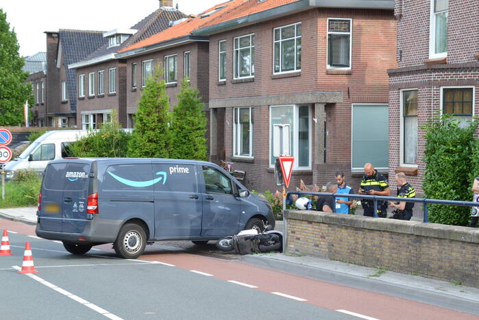 Scooterrijder in botsing met bestelbus