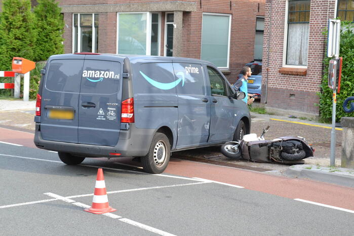 Scooterrijder in botsing met bestelbus