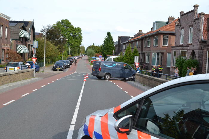 Scooterrijder in botsing met bestelbus