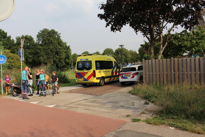 Scooterrijder schrikt van auto en komt ten val