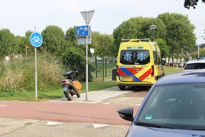 Scooterrijder schrikt van auto en komt ten val