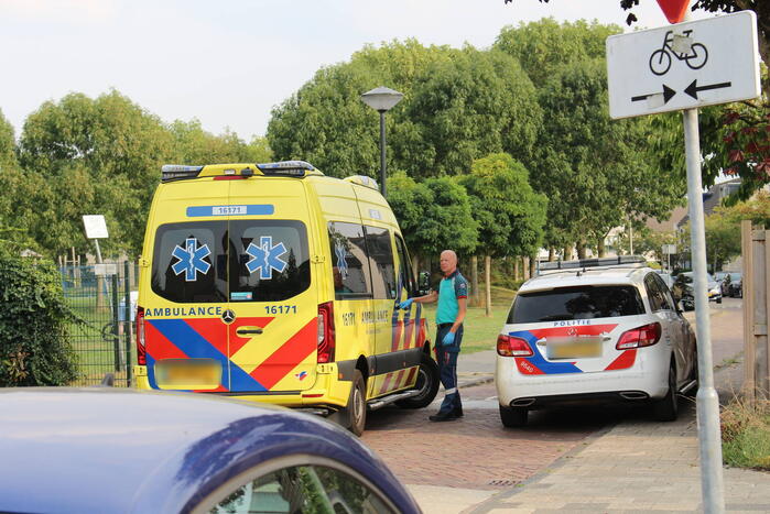 Scooterrijder schrikt van auto en komt ten val
