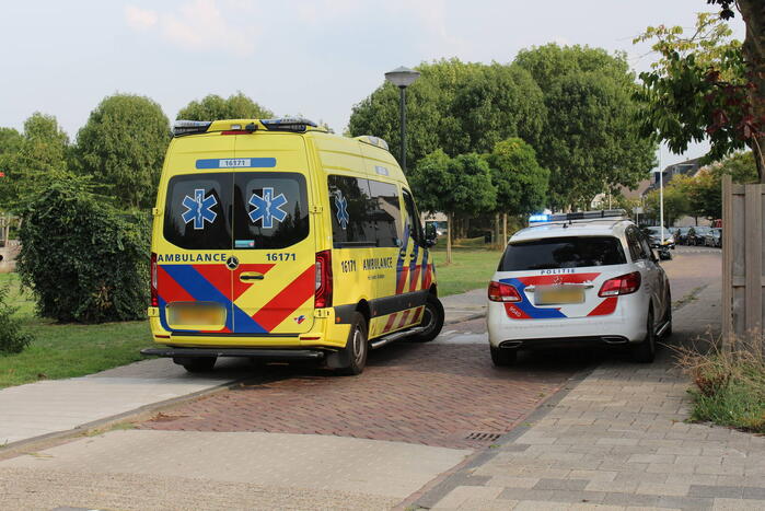 Scooterrijder schrikt van auto en komt ten val