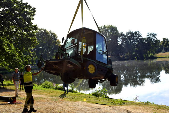 Grasmaaier dreigt in het water te vallen