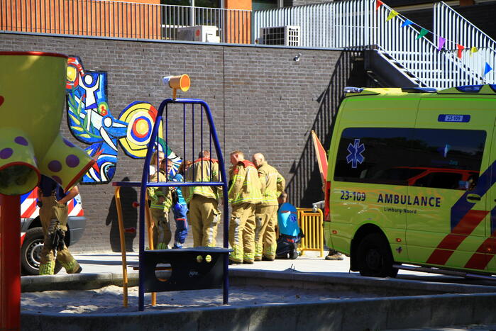 Kind zit met hoofd vast in voetbaldoel op schoolplein