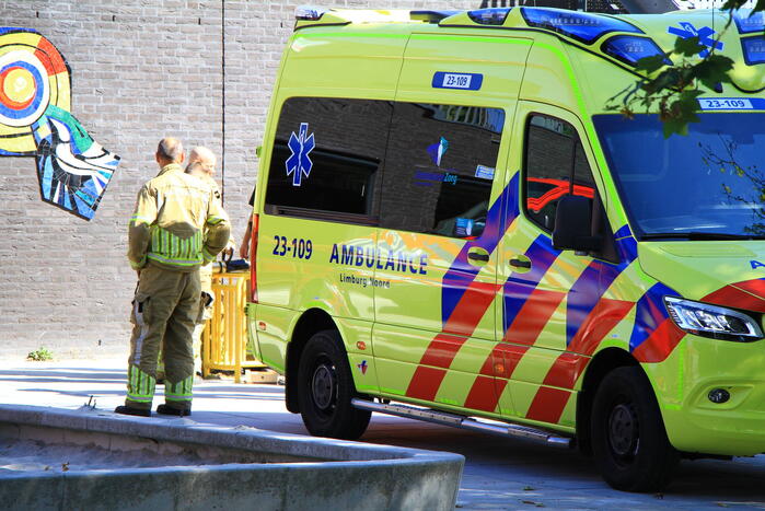 Kind zit met hoofd vast in voetbaldoel op schoolplein
