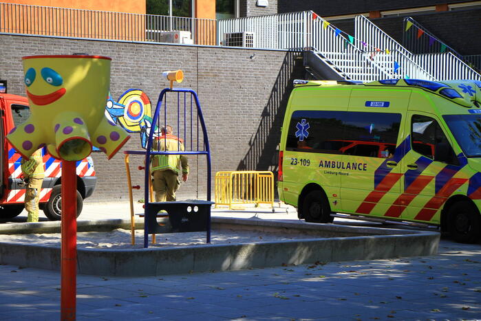 Kind zit met hoofd vast in voetbaldoel op schoolplein