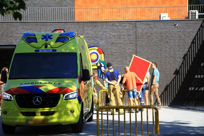 Kind zit met hoofd vast in voetbaldoel op schoolplein