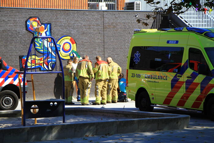 Kind zit met hoofd vast in voetbaldoel op schoolplein