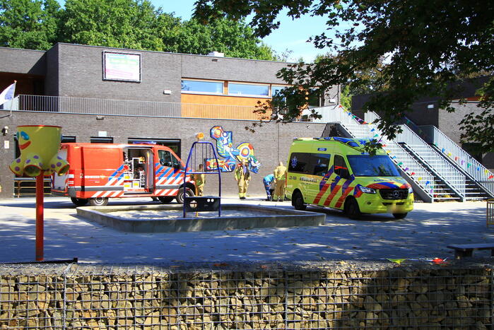 Kind zit met hoofd vast in voetbaldoel op schoolplein