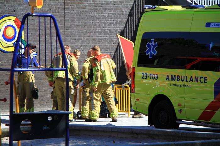 Kind zit met hoofd vast in voetbaldoel op schoolplein