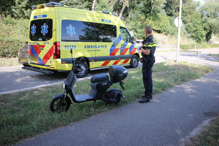 Bestuurder elektrische scooter gewond na val