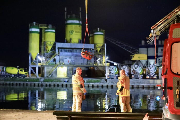 Grote zoekactie nadat auto te water raakt