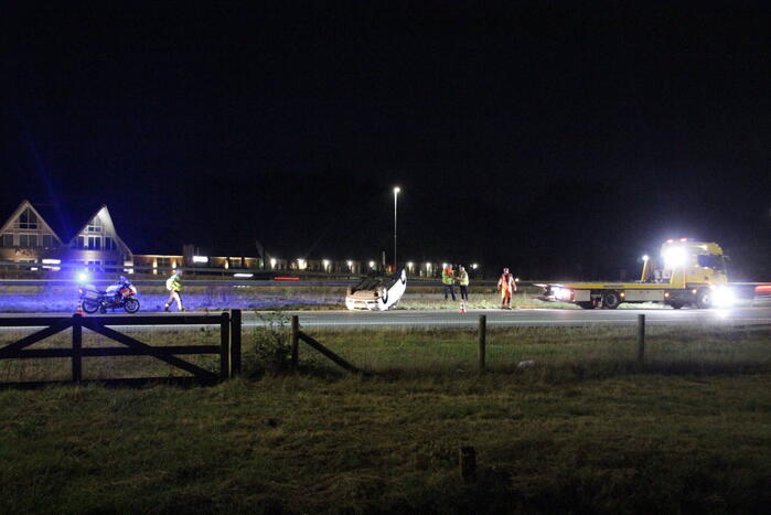 Auto slaat over de kop op snelweg
