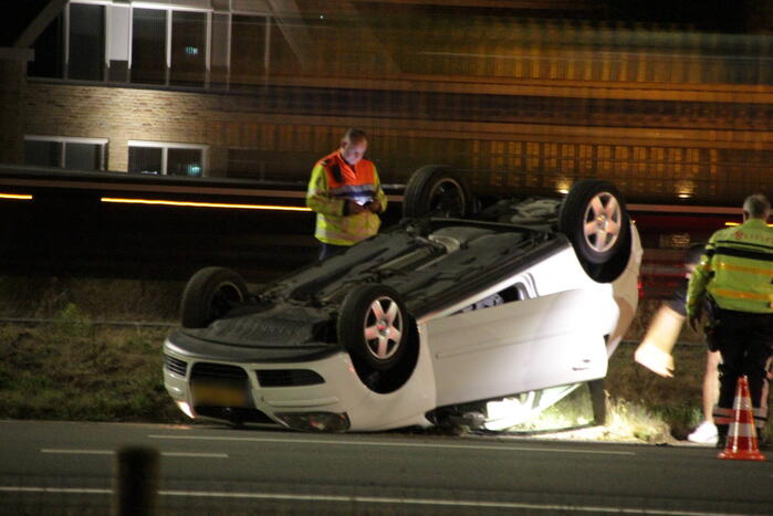 Auto slaat over de kop op snelweg