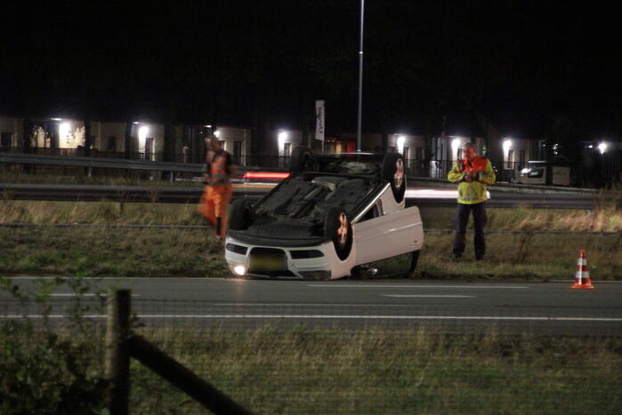 Auto slaat over de kop op snelweg