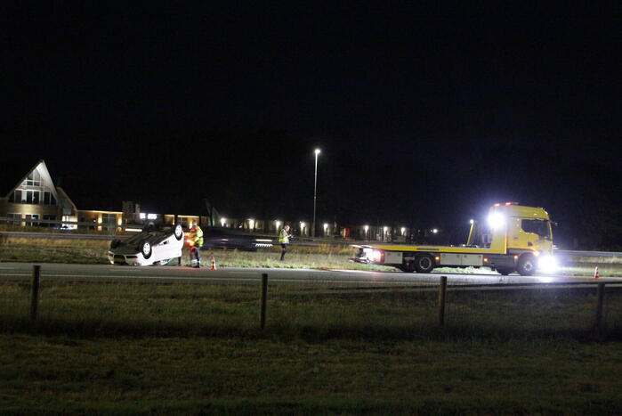 Auto slaat over de kop op snelweg