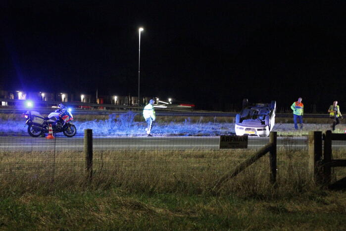 Auto slaat over de kop op snelweg