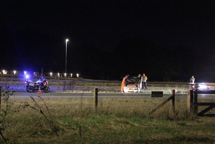 Auto slaat over de kop op snelweg