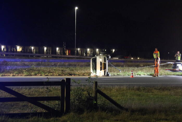 Auto slaat over de kop op snelweg